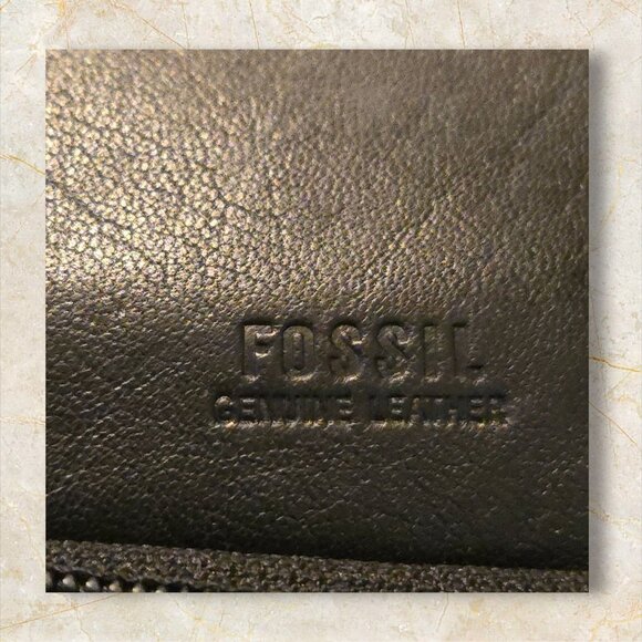 Fossil Black Genuine Leather Passport Wallet With Zip Closure & Multiple Pockets - Picture 5 of 5